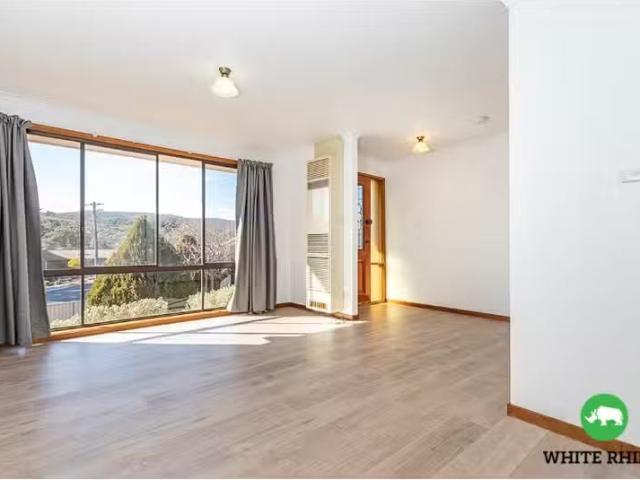 Cheap 4 Swan Place, Queanbeyan House for rent Listed by Renta.