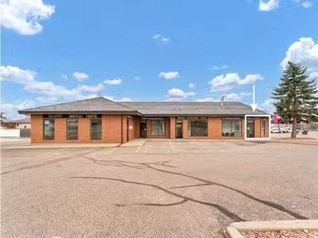 Deal! 4 809 Bullivant Crescent Sw, Medicine Hat, AB, T1A 5G5.