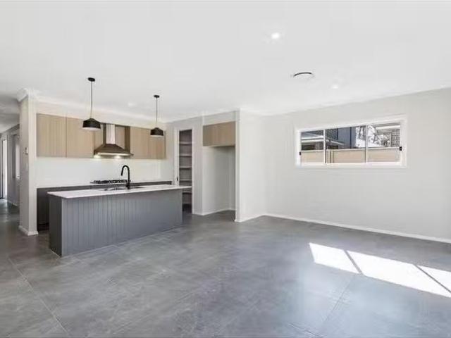 Rental! 4A Asil Close, Spring Farm, NSW 2570