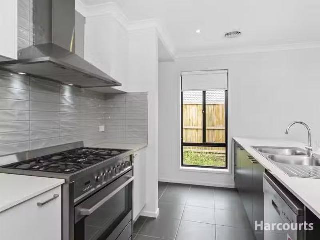 Charming 53 Meadowbrook Crescent, WARRAGUL, VIC 3820 House f.
