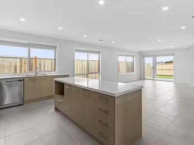 Nice 50 Allansford Crescent, Armstrong Creek, VIC 3217