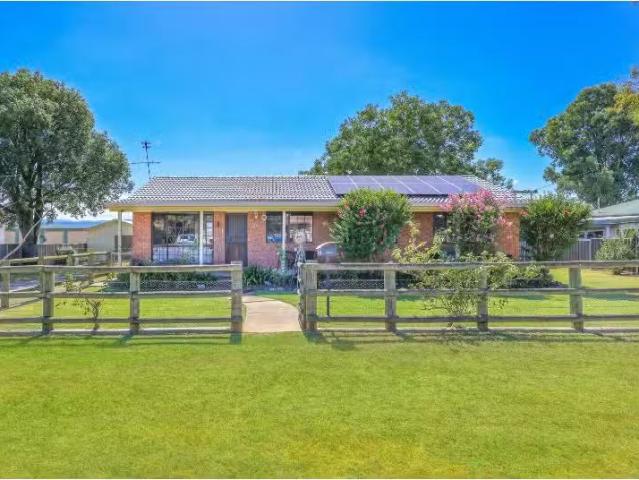 Deal! 50 Flinders Street, TAMWORTH House for rent Listed by W.