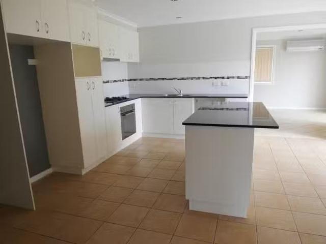 Cozy 5/1B Mc Keahnie Street, Queanbeyan Townhouse for rent Li.