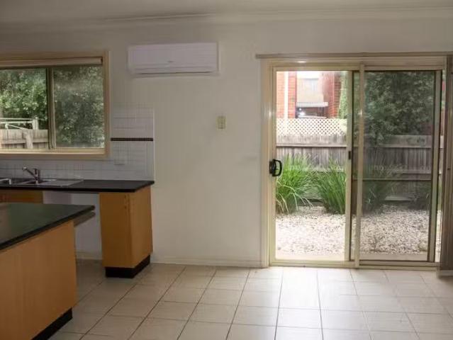 Cozy 52 Village Ave, Taylors Lakes VIC 3038