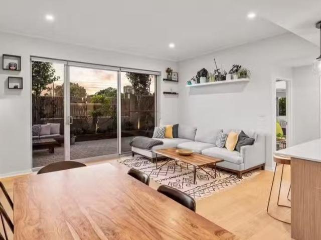 Unique 5/32 Whatley Crescent, MOUNT LAWLEY Apartment for rent.
