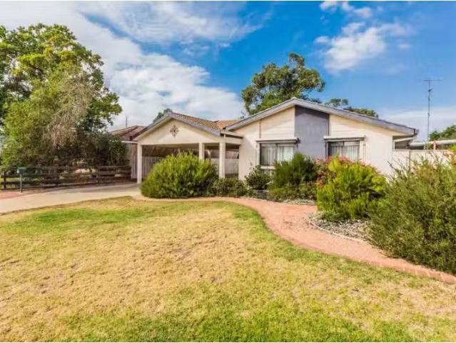 Deal! 55 Regent Street, Moama House for rent Listed by Hannah.