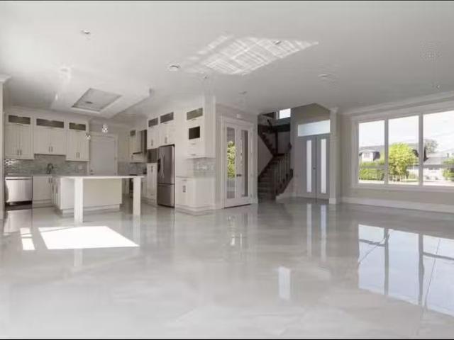 Unique 58913424 6114 49B Ave