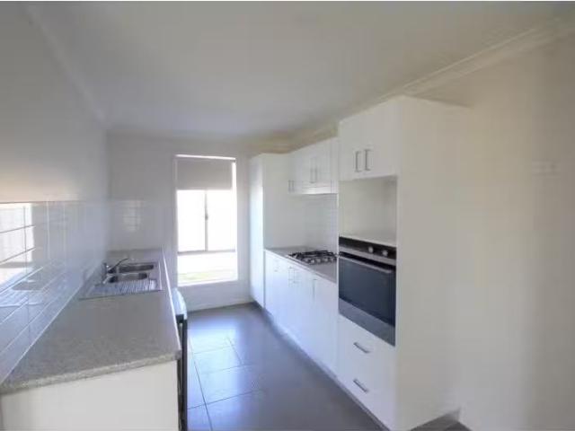 New 59A Royce Crescent, LAVINGTON Townhouse for rent Listed b.
