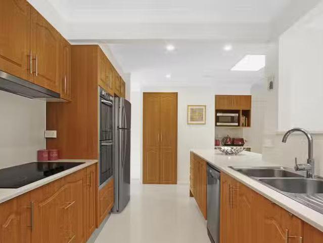 Unique 5 Mccabe Close, Prairiewood, NSW 2176