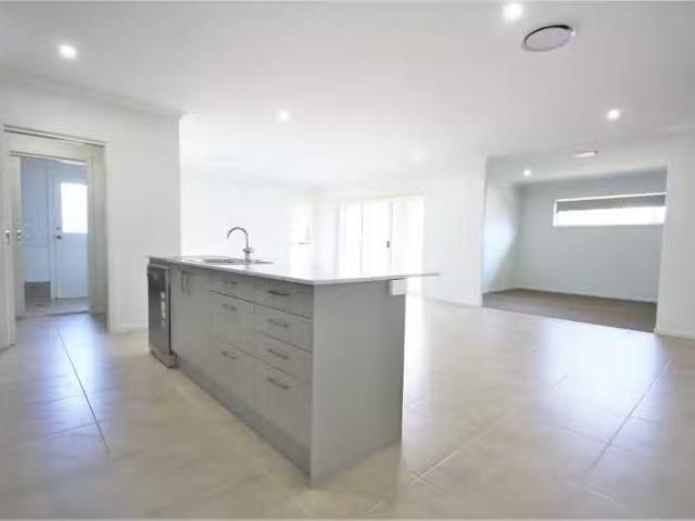 Unique 5 Olbury Place, AIRDS House for rent Listed by Olivia.