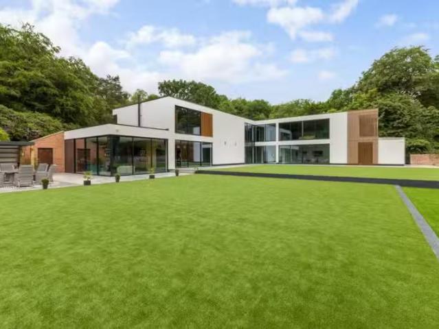 Cozy 5 BA 5 bedroom detached house for rent in London Road, Wi.