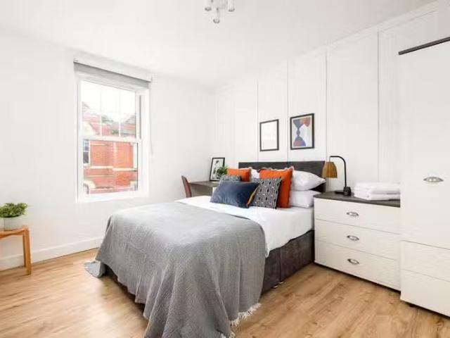 Deal! 5 BA 5 bedroom flat for rent in East Street, Bristol, BS3
