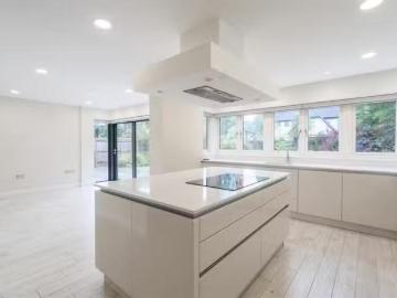 Nice 5 bedroom detached house for rent in Alderbrook Road, Sol.