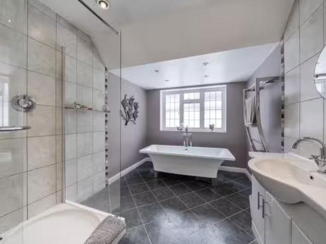 For Rent! 5 bedroom detached house for rent in Lovibonds Avenu.