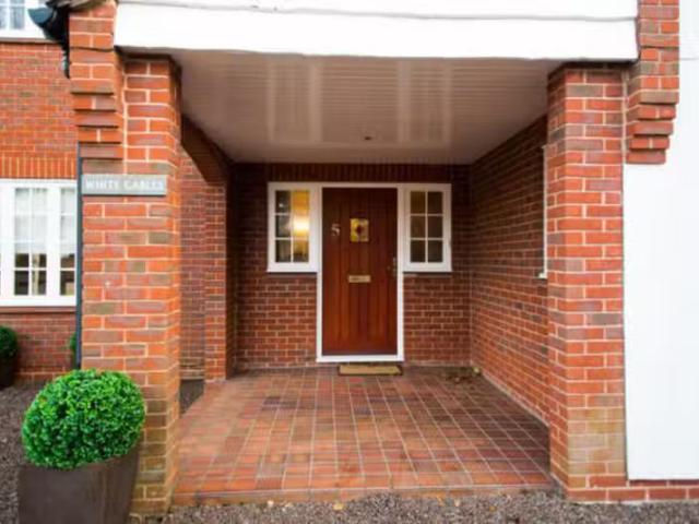 For Rent! 5 bedroom detached house for rent in Spring Close, S.