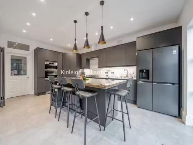 Just in! 5 bedroom detached house for rent in Westmoreland Roa.