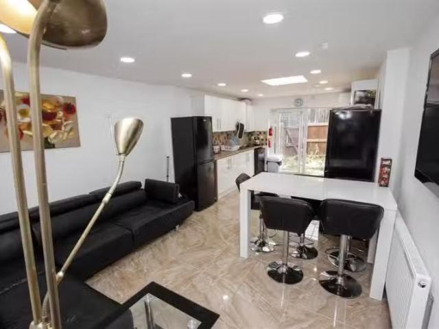 Cheap 5 bedroom house for rent in Holly Grove, Hubert Road, Bi.