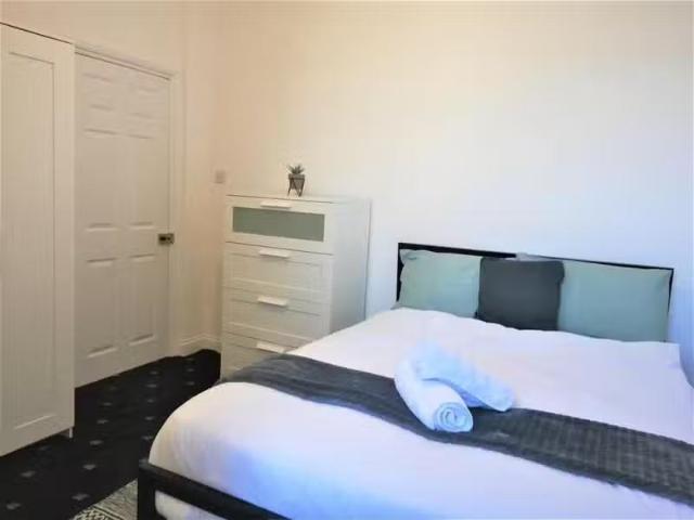 Nice 5 bedroom house share for rent in Christchurch Road, Bour.