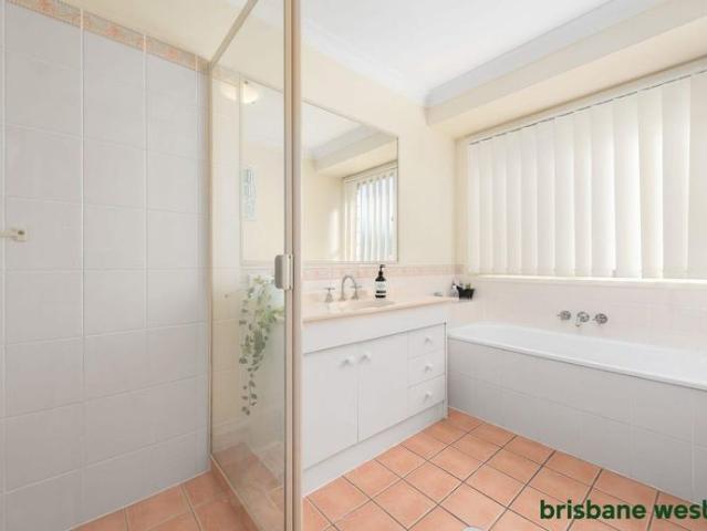 Charming 5 Bedroom Home with Open Plan Living and Entertaining Oasis in Quiet Cul de Sac