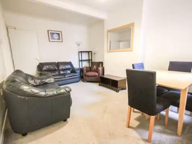 Rental! 5 bedroom terraced house for rent in Ripon Road, Winto.