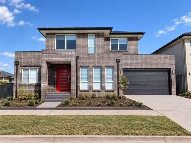 Cozy 5 BR 16 Aztec Street, North Kellyville Townhouse for rent.