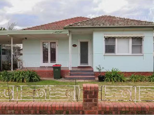 Cozy 5 BR 25 Darlow Street, Wagga Wagga House for rent Listed.