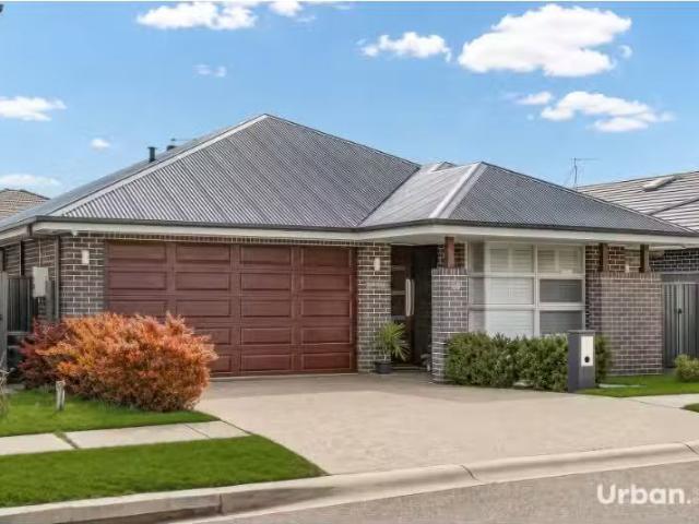 Just in! 5 BR 28 Needlebush Avenue, Denham Court House for ren.