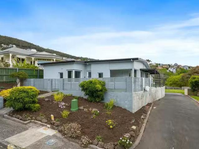 For Rent! 5 BR 20 Fehre Court, Sandy Bay, TAS 7005