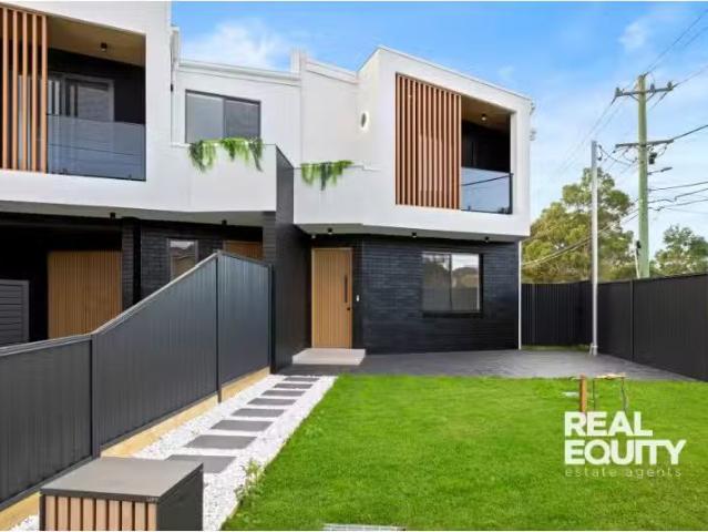 For Rent! 5 BR 21A Magree Crescent, CHIPPING NORTON Townhouse.