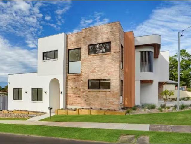 Unique 5 BR 34 Gallop Grove, Lalor Park Townhouse for rent Li.