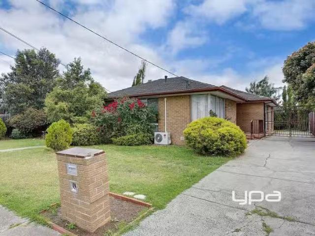 Charming 5 BR 3 Dingley Close, Gladstone Park, VIC 3043