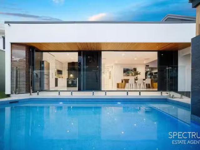 Just in! 5 BR 42 Korong Street, Southport, QLD 4215