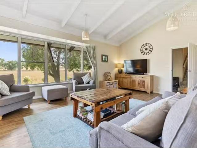 For Rent! 5 BR 58 Byrnes Road, Wagga Wagga House for rent Lis.
