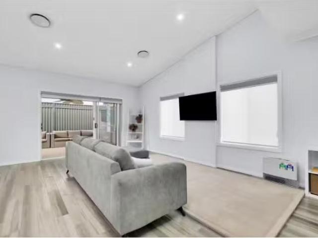 Just in! 5 Galah Way, Spring Farm House for rent Listed by Sa.