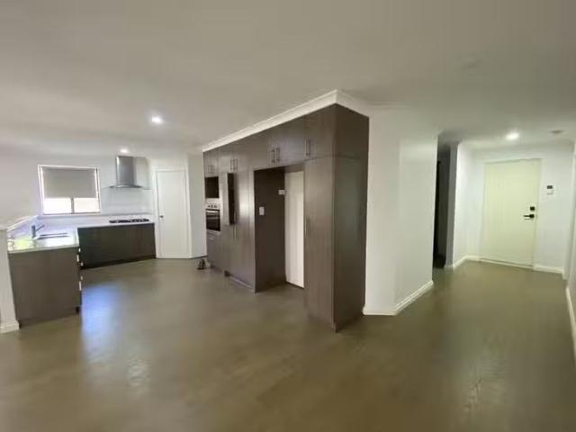 Cheap 5 Phar Lap Road, Wattle Grove, WA 6107