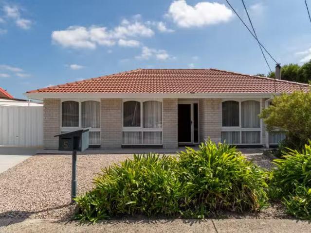 Nice 5 Redditch Crescent, Deer Park VIC 3023