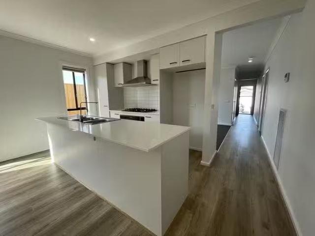 Cozy 5 Zieria Street, Diggers Rest, VIC 3427