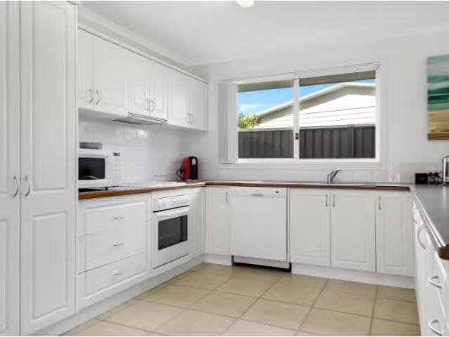 Deal! 5a Bottlebrush Place, Maloneys Beach Townhouse for rent.