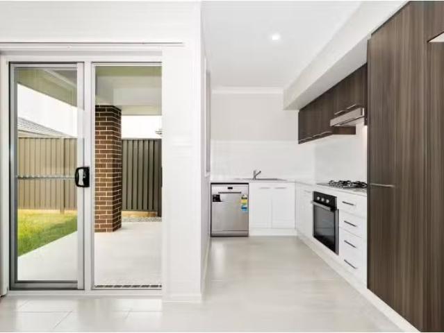 Rental! 63a Fairmont Boulevard, Hamlyn Terrace Townhouse for r.