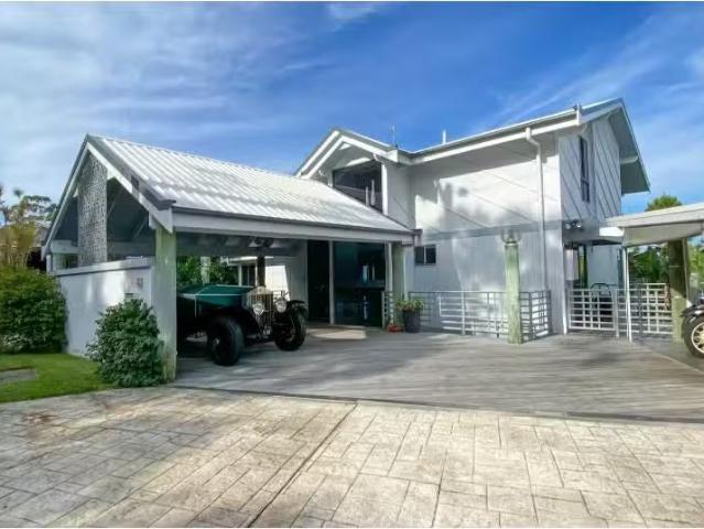 Nice 61 Crest Drive, CURRUMBIN House for rent Listed by Leasi.