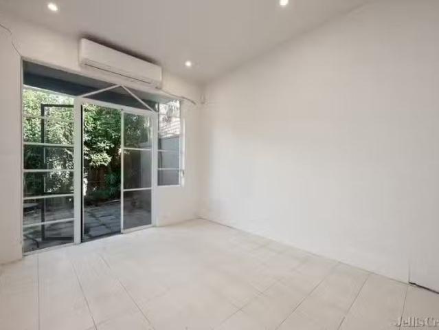 Cozy 671 Drummond Street, Carlton North VIC 3054