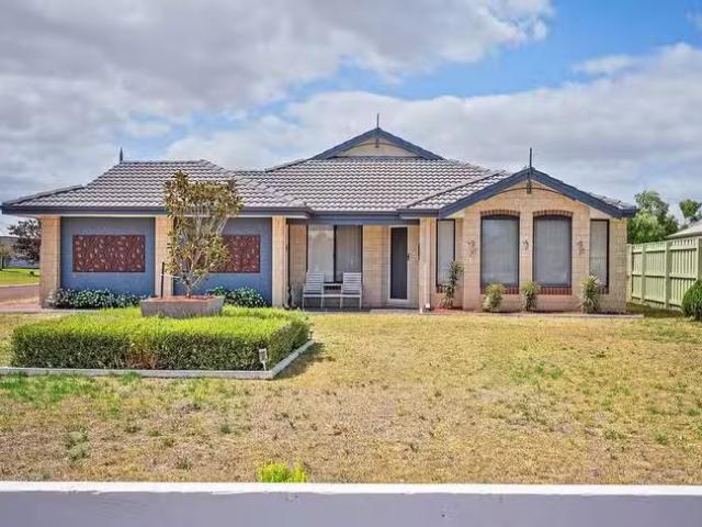 For Rent! 6 Burwood Road, Australind, WA 6233