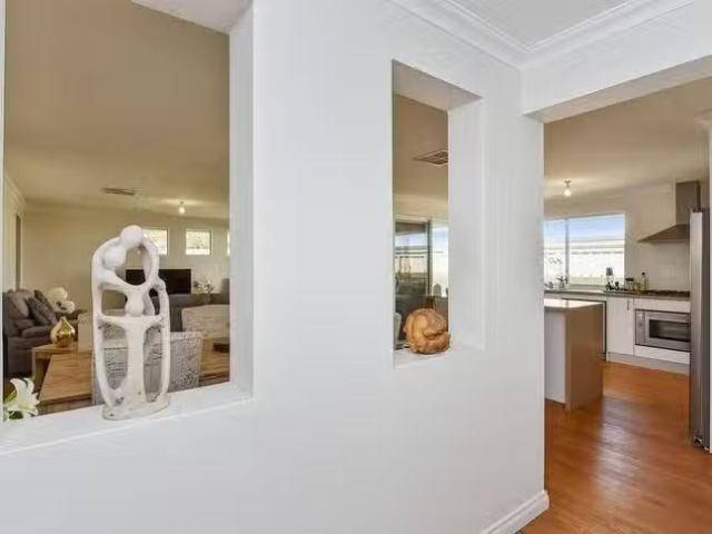 Cozy 6 Caves Way, Secret Harbour, WA 6173