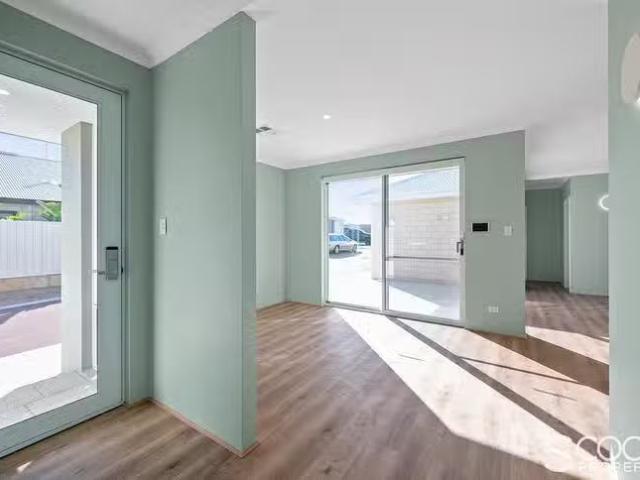 Charming 6 Preston Drive, Lake Coogee, WA 6166