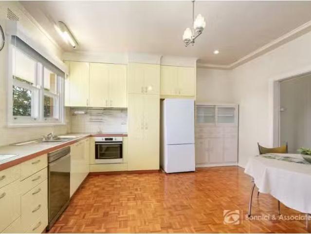 New 701 Berry Street, Albury House for rent Listed by Zoey Ba.
