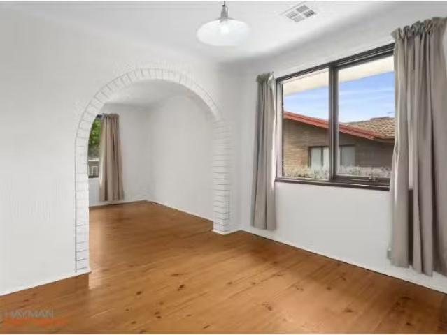 Nice 77 Harrington Circuit, Kambah House for rent Listed by J.