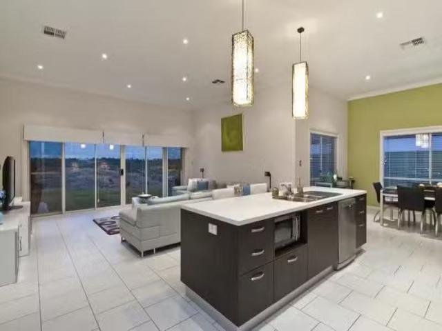 Deal! 78 Elizabeth Crescent, HALLETT COVE, SA 5158 House for.
