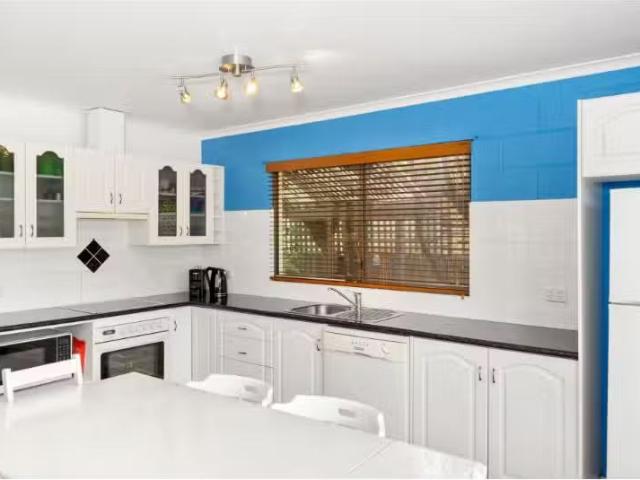 Cozy 78 Pacific Road, SURF BEACH House for rent Listed by R