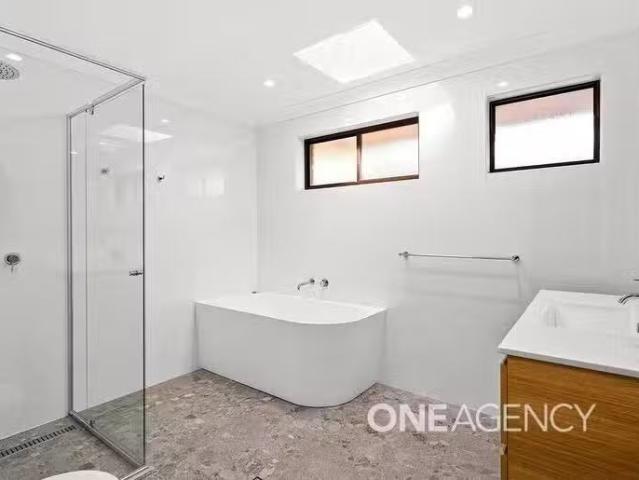 Nice 7 Oaks Avenue, Kanahooka, NSW 2530