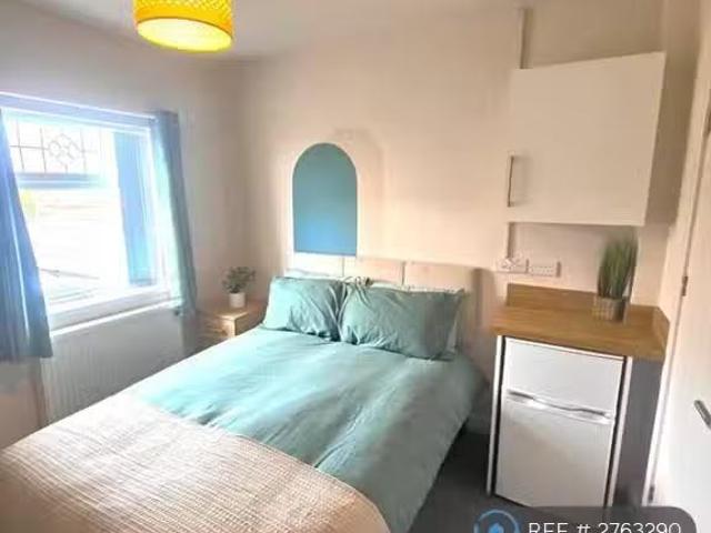 For Rent! 7 BA 1 bedroom house share for rent in Wheat Street.